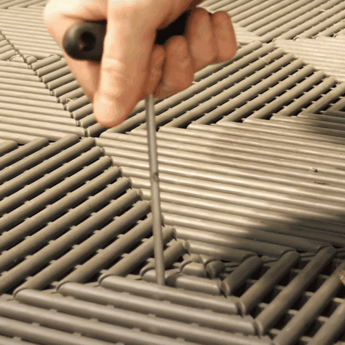Comment déclipser une dalle IZIFLOOR au milieu de son garage ?