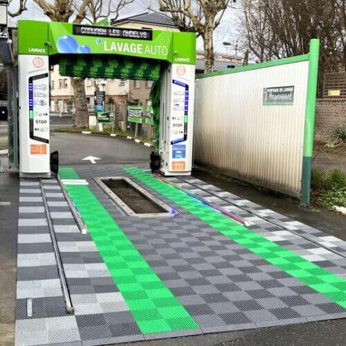 Dalles en PVC IZIFLOOR dans un centre de lavage automobile